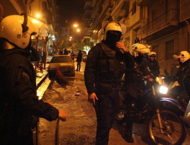 Εξάρχεια: Νέες επιθέσεις με μολότοφ και πέτρες εναντίον αστυνομικών